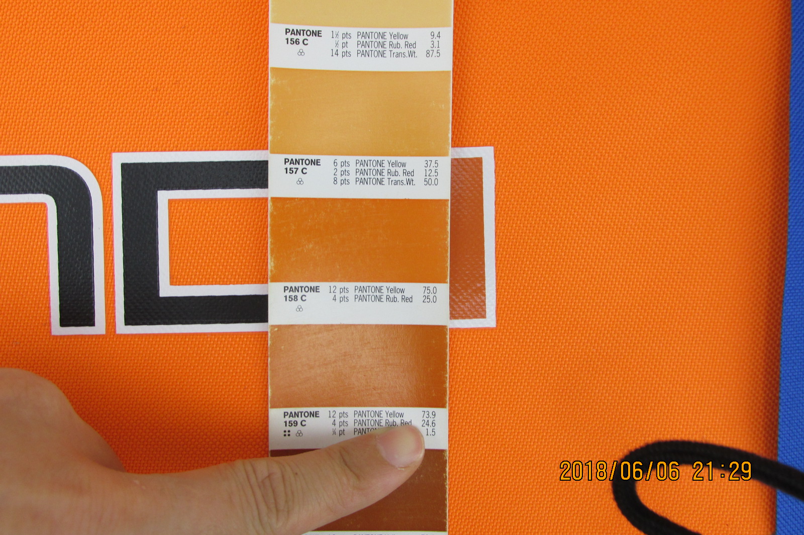Screen printing on bags - pantone colour matching